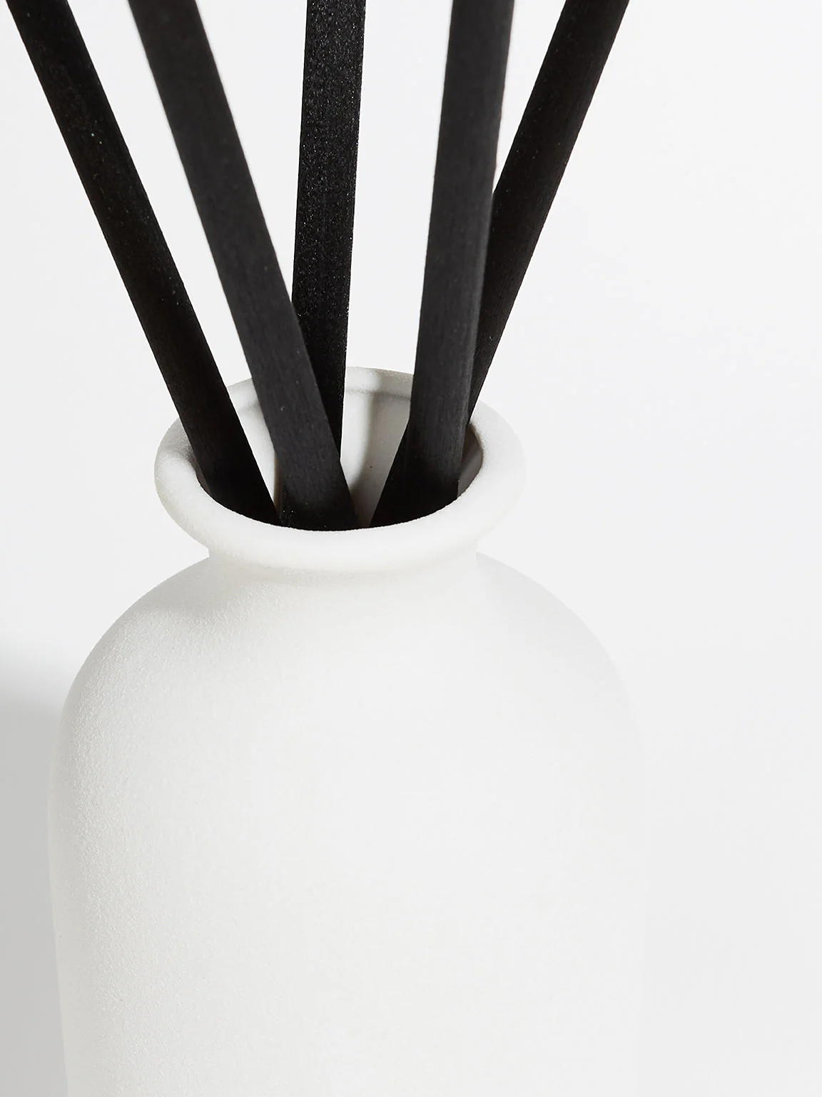 Helm London Tobacco & Vanilla Ceramic Reed Diffuser - 100ml - Image 5