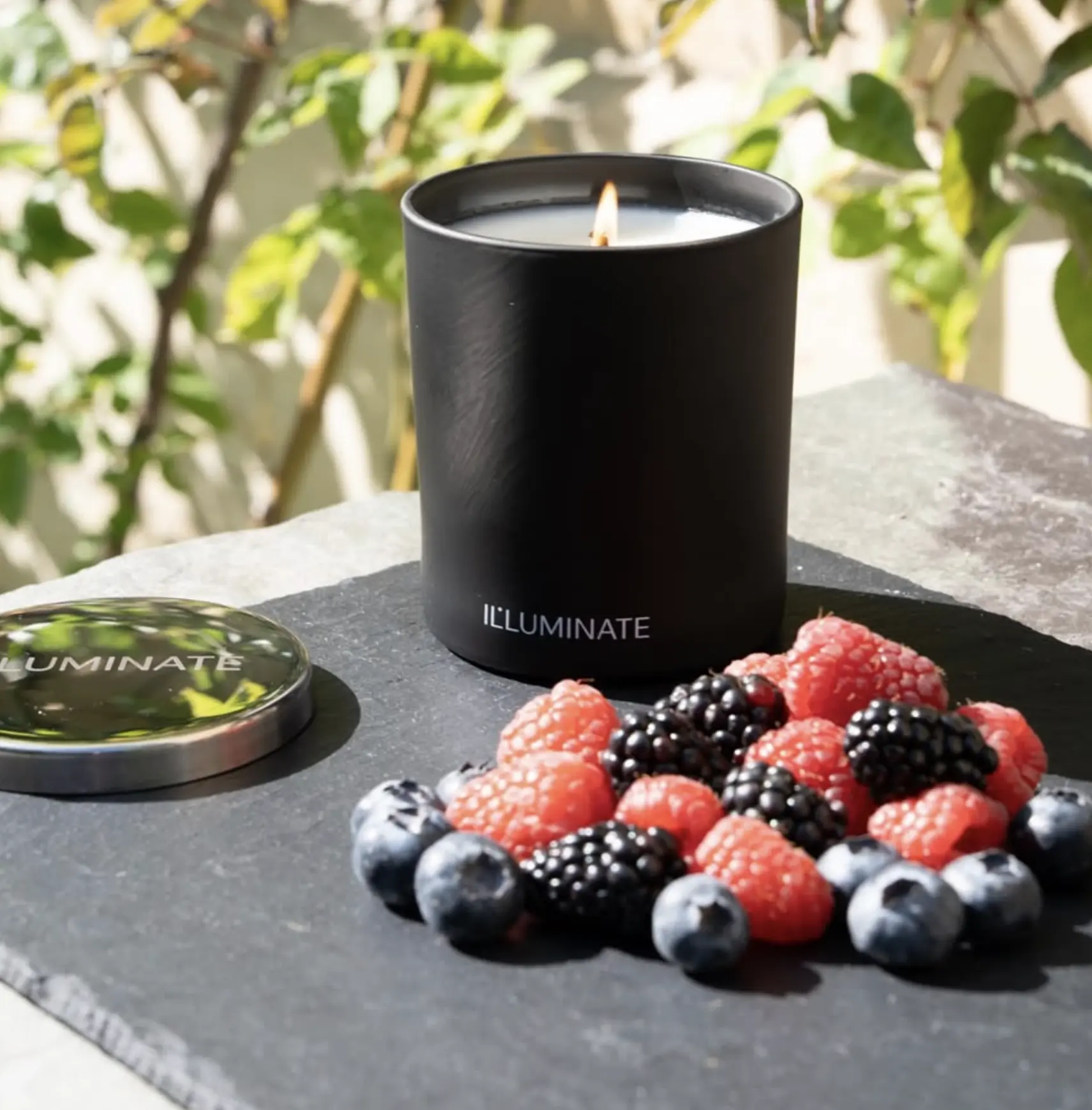 IL LUMINATE Candles: Candle Eight - Wild Berries and Cassis - Image 4