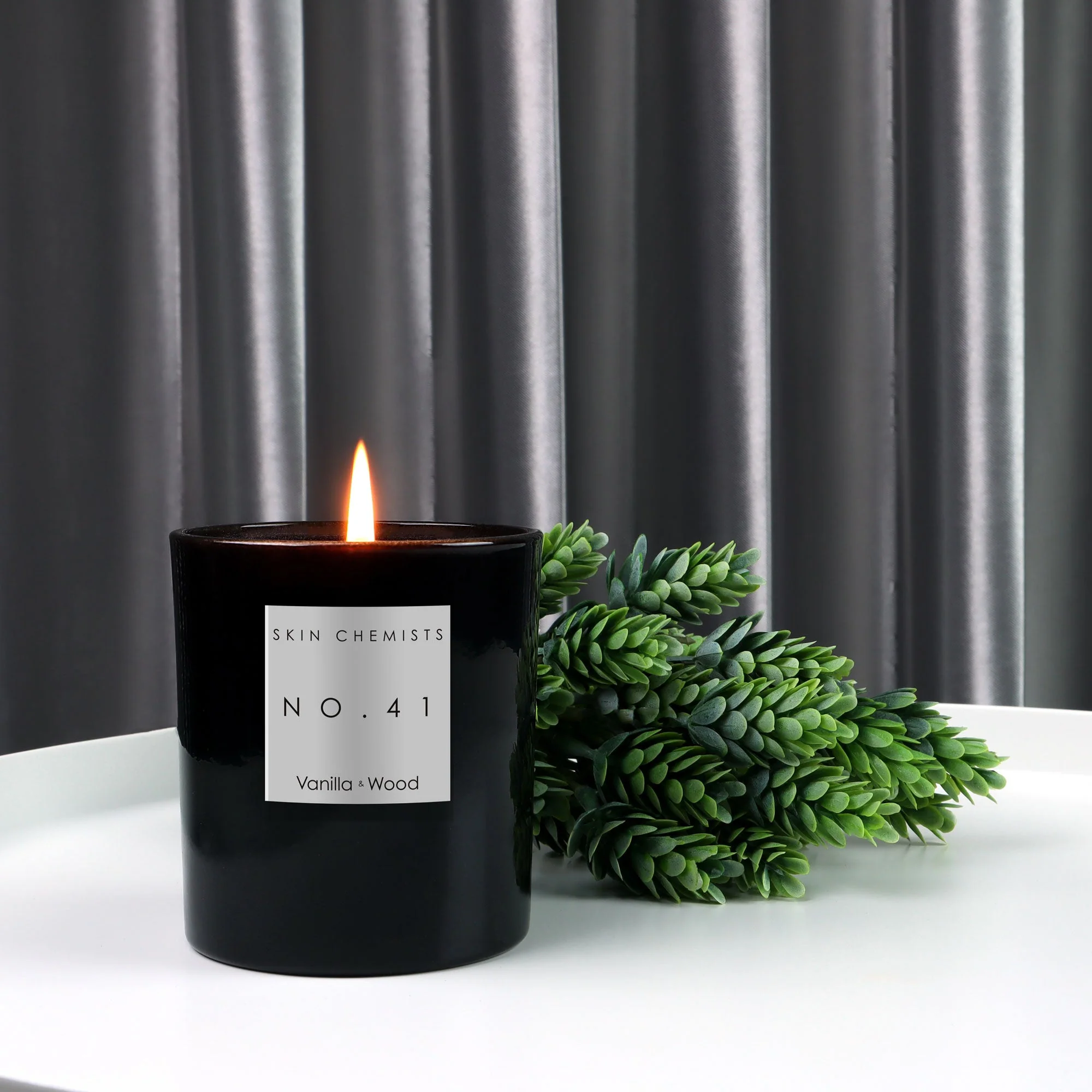 skinChemists N0.41 Vanilla & Wood Candle 200g - Image 3